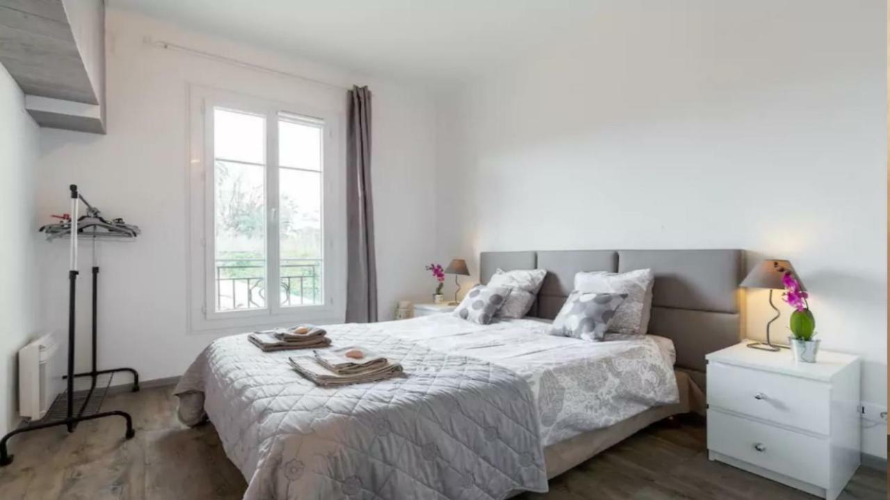 Apartament Stylish White And Red